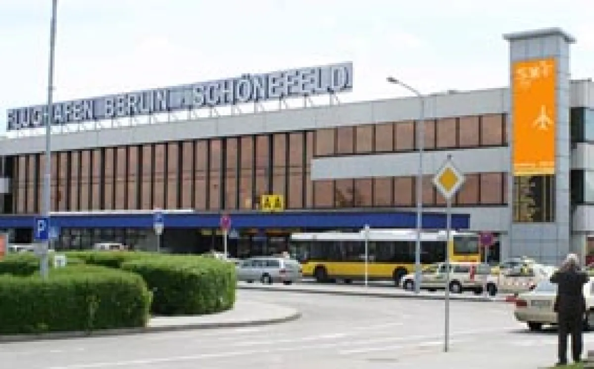 LED Gigant am Flughafen Berlin-Schönefeld mit einer Displayfläche von 3,2 x 10,8 Metern