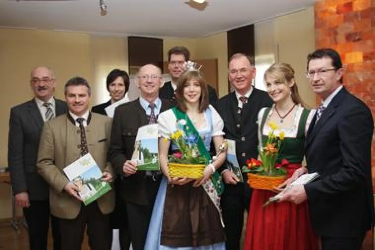 Das neue Gästejournal Hopfenland Hallertau wurde jetzt offiziell vorgestellt. Ganz rechts ADVERMA-Chef Franz Böhm.