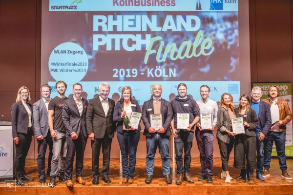 Bild: Strahlende Sieger und wachsendes Potential des Wirtschaftsstandorts NRW beim Rheinland-Pitch Winterfinale 2019