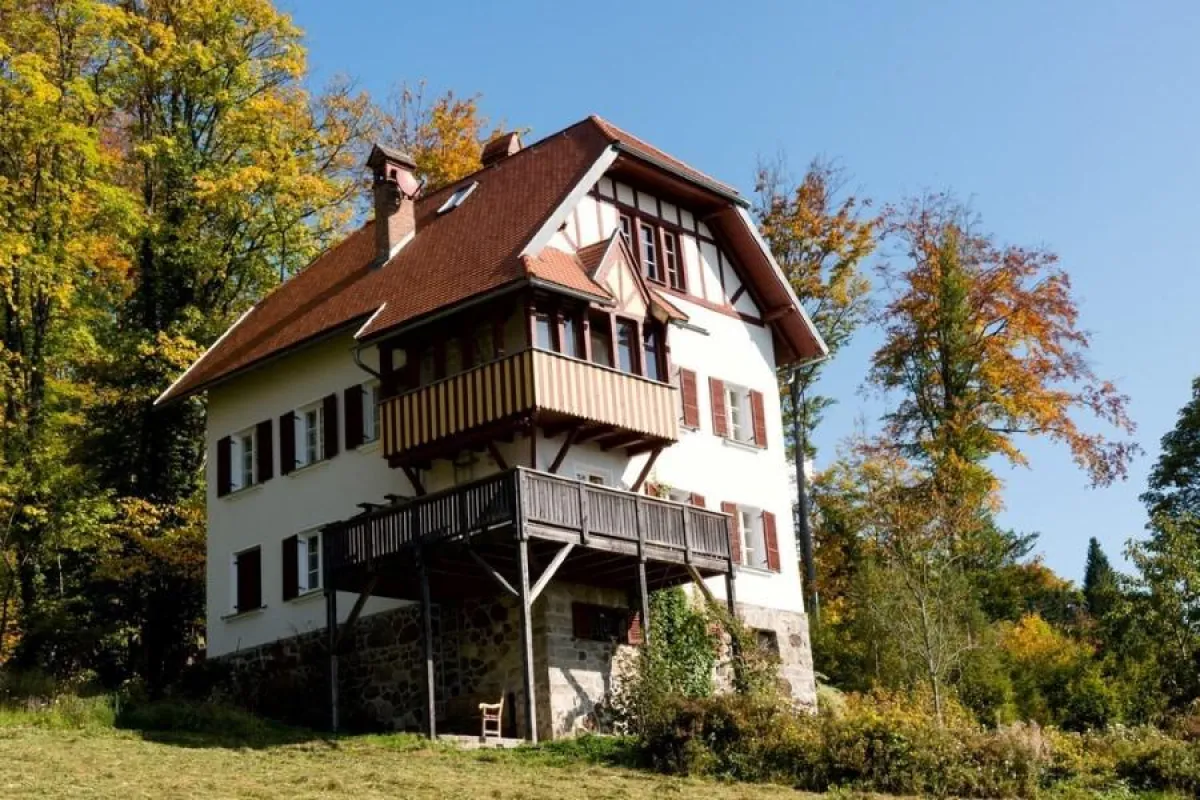 Typisch asymmetrisch, naturnah, behaglich zeigt sich die Jugendstilvilla der GutsAlm Harlachberg.