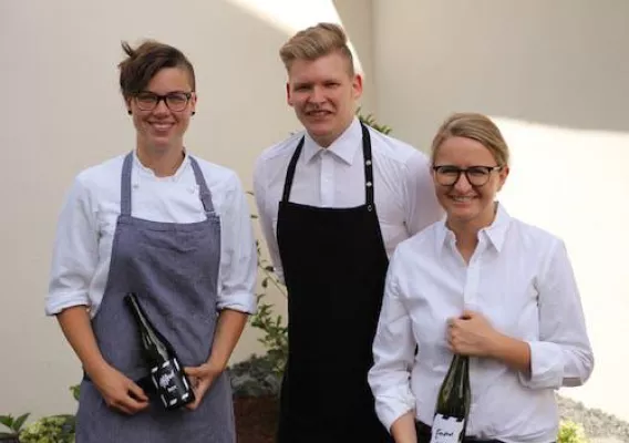 Zeller – Hotel + Restaurant –: Das „Emmas Weinbar“-Team ist komplett Bild: Zeller – Hotel + Restaurant –: Das „Emmas Weinbar“-Team ist komplett