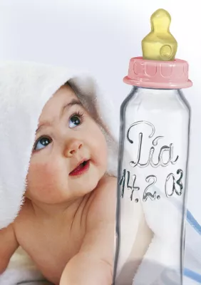 Bild: MeineBabyflasche.de: Babyflasche mit Namen und Geburtstag des Babys