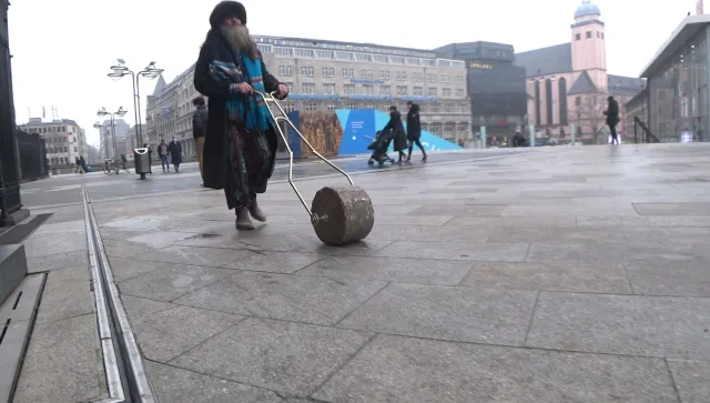 Bild: WELTFRIEDAKADEMIE rollt an Weiberfastnacht 2022 Stein von Köln Richtung Aachen