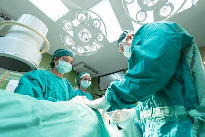 Verlierer Patient: Wie Kliniken und Ärzte durch unnötige Operationen Kasse machen Bild: Verlierer Patient: Wie Kliniken und Ärzte durch unnötige Operationen Kasse machen