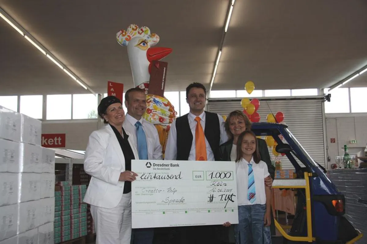 Scheckübergabe an Frau Reetz, 1A-Handwerksteam und LADI Laminat Parkett-Discount