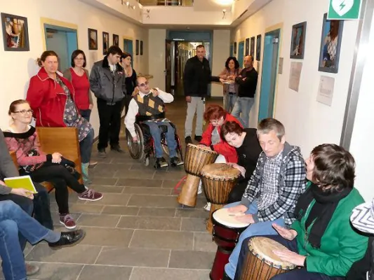 Bild: Musik macht happy - Foto-Ausstellung der Musiktherapie in der St. Lukas-Klinik