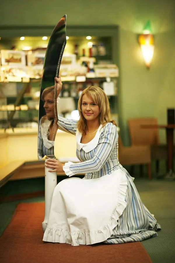 Das Dresdener Stollenmädchen Luise Schneider mit dem Großen Dresdner Stollenmesser