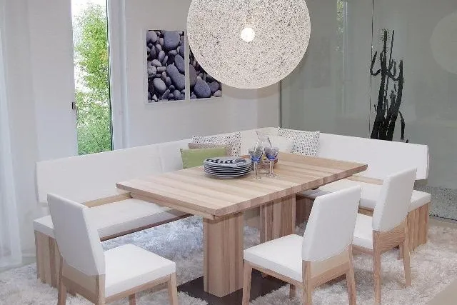 Bild: Wohnträume in Weiß – helle Farben im Trend. ANREI-Massivholzkollektionen lassen Weiß strahlen