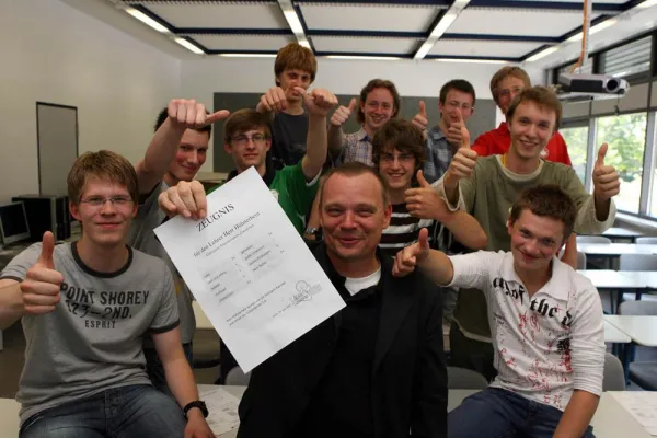 Bild: Zeugnisse für Lehrer: Dr. Hühnerbein ist Klassenbester