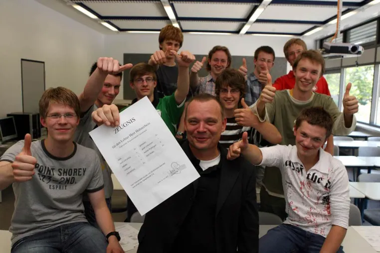 Bild: Zeugnisse für Lehrer: Dr. Hühnerbein ist Klassenbester