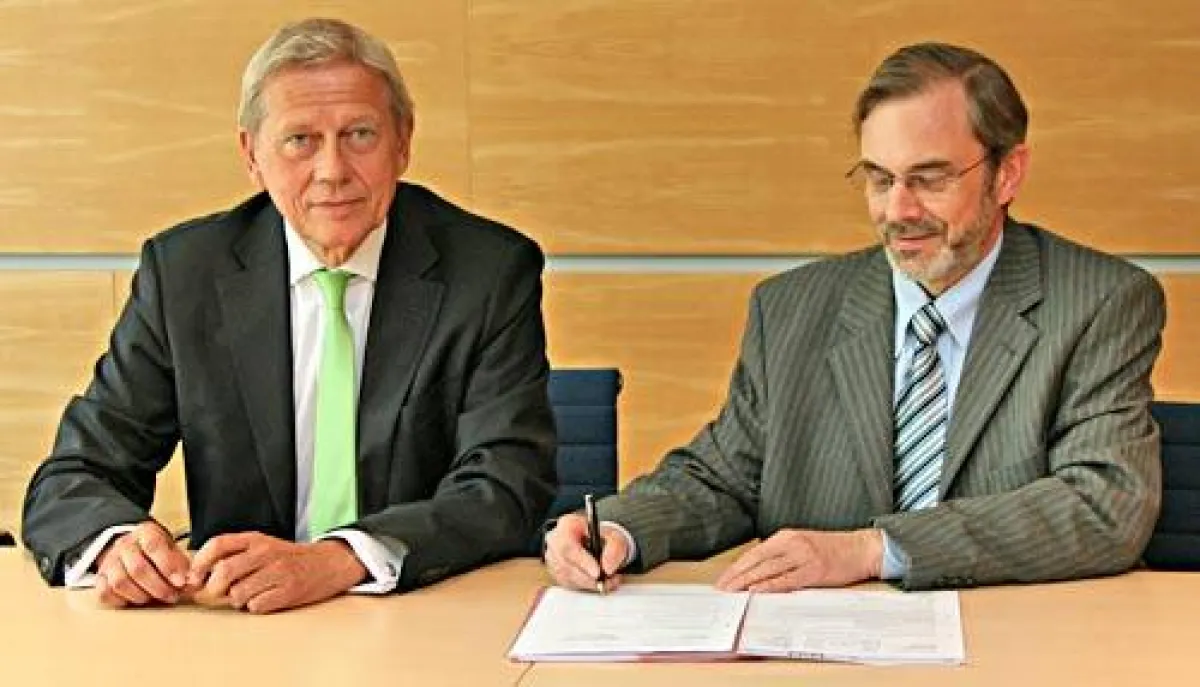 Die Geschäftsführer der EMB, Ulrich Floß und der Stadtwerke Premnitz GmbH, Bernd Henniges unterzeichnen den Vertrag zur Lieferung.