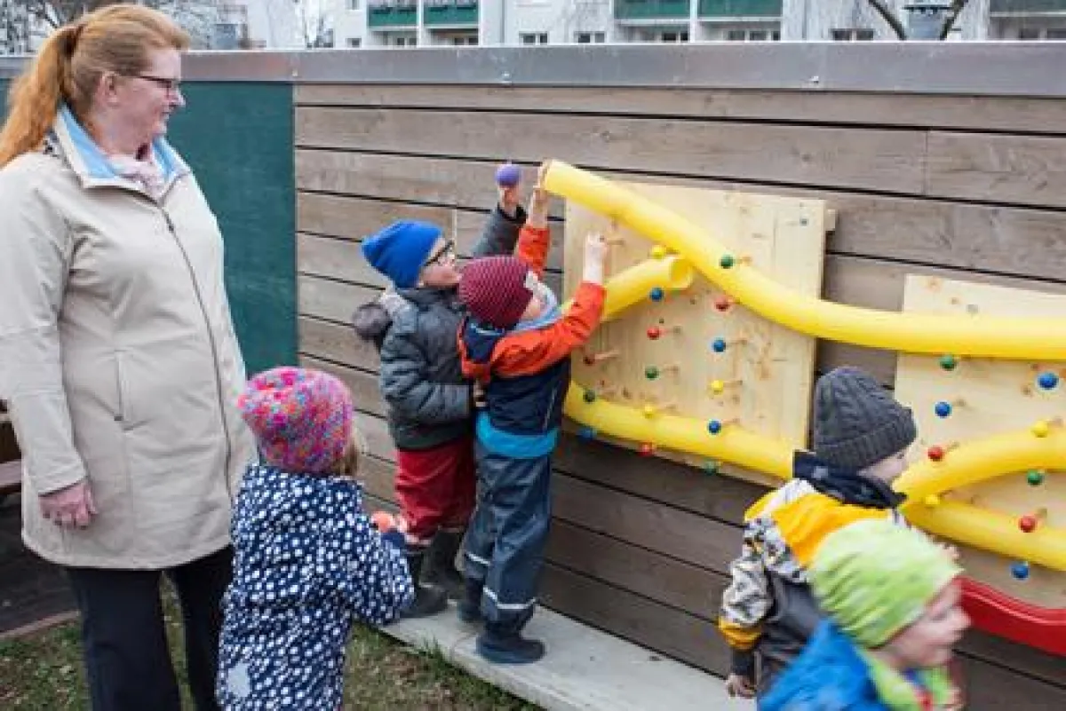 Marion Bach, Leiterin des BTZ Chemnitz am BFW Leipzig, freut sich mit den Kindern