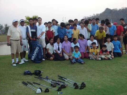 Bild: Globetrotter Kramski besucht Golfschule in Thailand