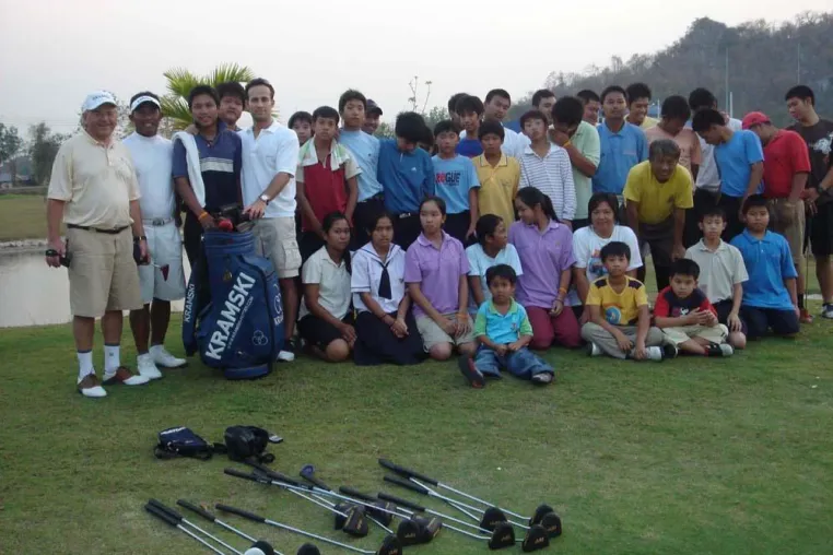 Bild: Globetrotter Kramski besucht Golfschule in Thailand