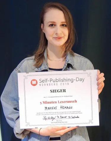 Bild: Jungautorin gewinnt 1. Lesungswettbewerb für Selfpublisher