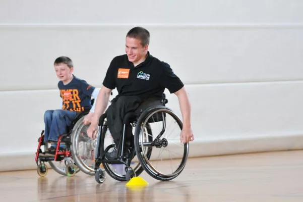 Bild: Paralympics-Athlet Marc Schuh trainierte mit Kindern des Mentoring-Programms Big Brothers Big Sisters