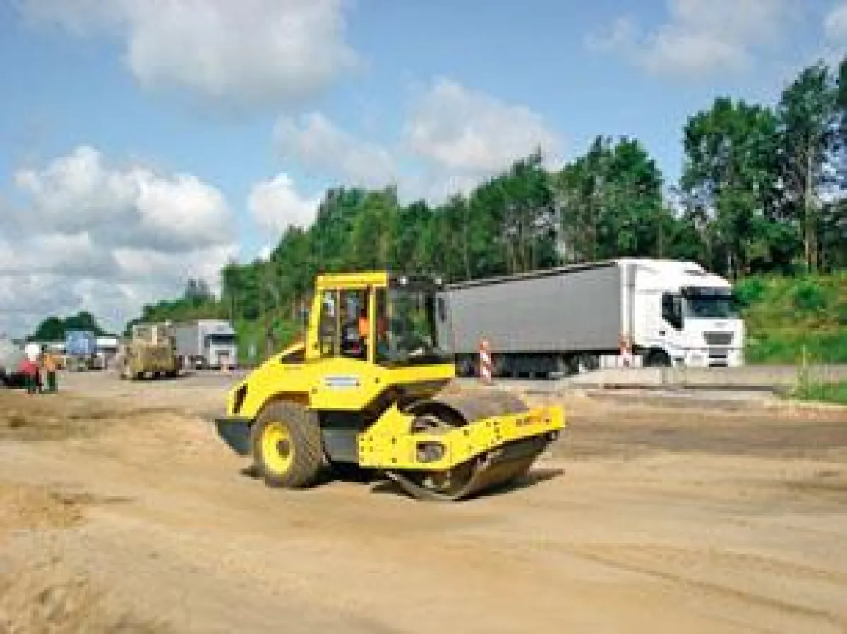 Walzen aus dem HKL MIETPARK sind beim Ausbau der A 1 zwischen Hamburg und Bremen im Einsatz.