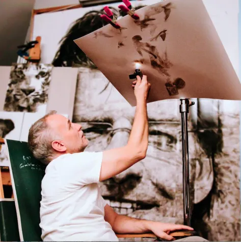 Bild: Malen mit Feuer - Zippo x Feuerkünstler Steven Spazuk