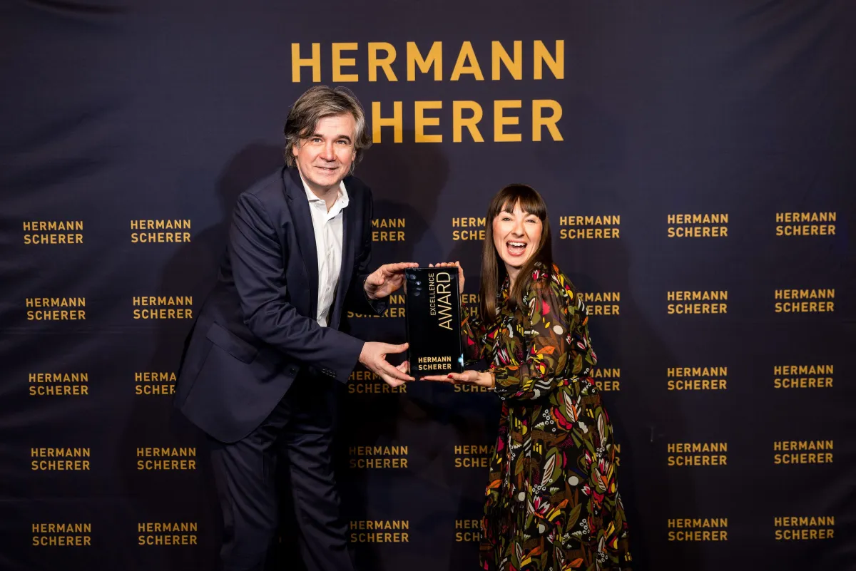 Excellence Award-Inhaberin Martina Müller überzeugte beim Internationalen Speaker Slam. (© Dominik Pfau)