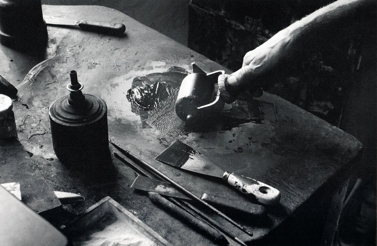 Wolfgang Werkmeister beim Einfärben einer Druckplatte (© Peter Haefcke)