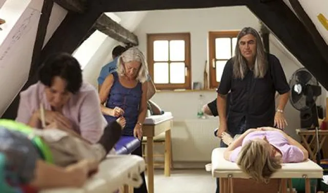 „Akupunktur“ mit schwingenden Stimmgabeln: Immer mehr Therapeuten arbeiten mit der Phonophorese Bild: „Akupunktur“ mit schwingenden Stimmgabeln: Immer mehr Therapeuten arbeiten mit der Phonophorese