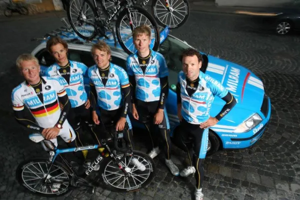 Bild: Team Milram und Team Rabobank starten bei der Tour de France in Kompressionsbekleidung von SKINS