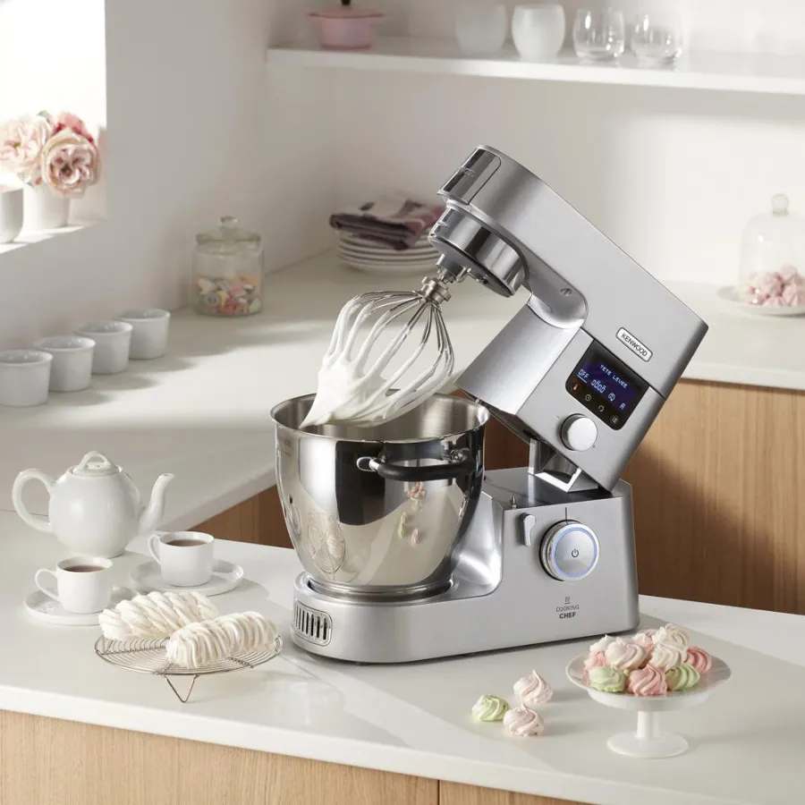 (FOTO: Kenwood) Die neue Kenwood Cooking Chef Gourmet zaubert luftiges Baiser.
