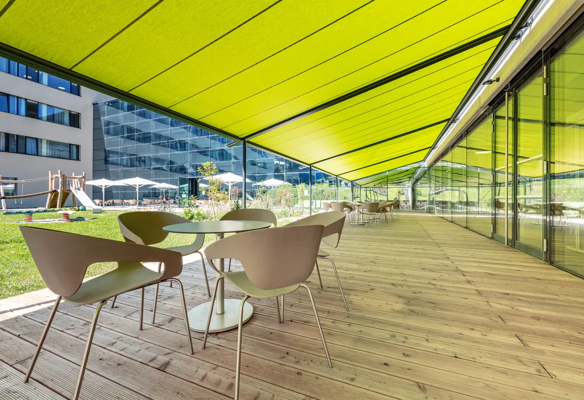 Pergolamarkisen sind besonders geeignet, um Außenterrassen vor Sonne, Regen und Wind zu schützen. (© markilux)