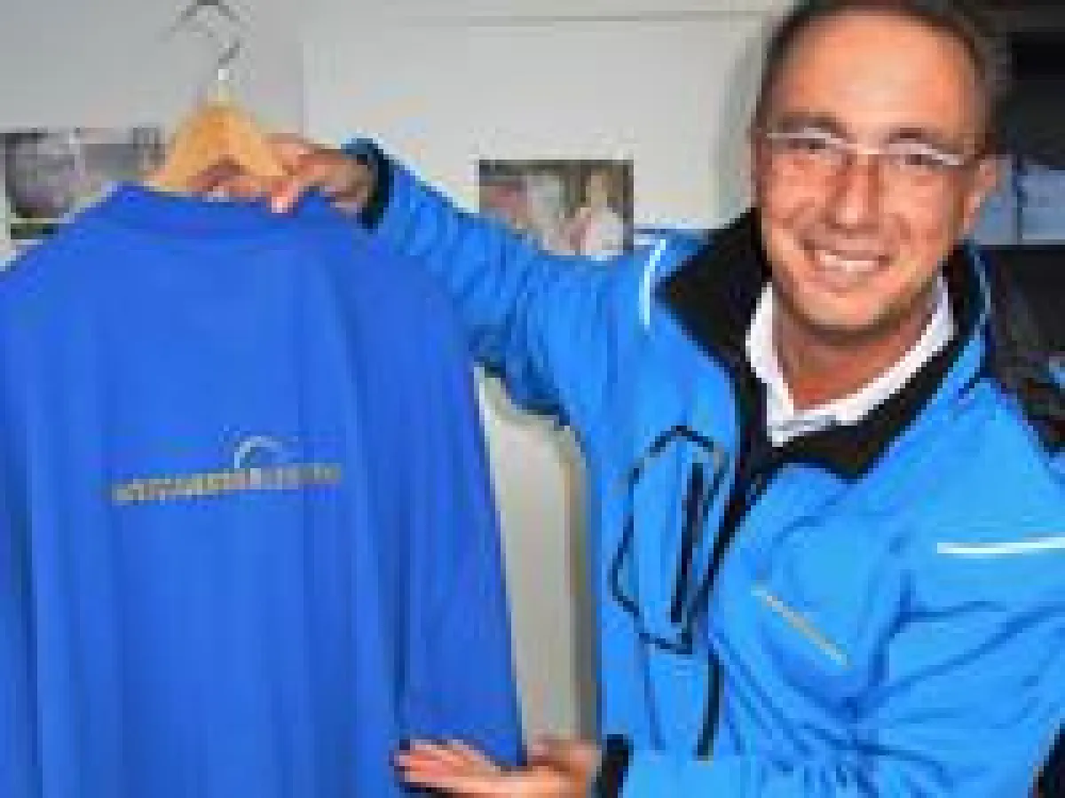 Thomas Biber präsentiert die neue Firmenkleidung