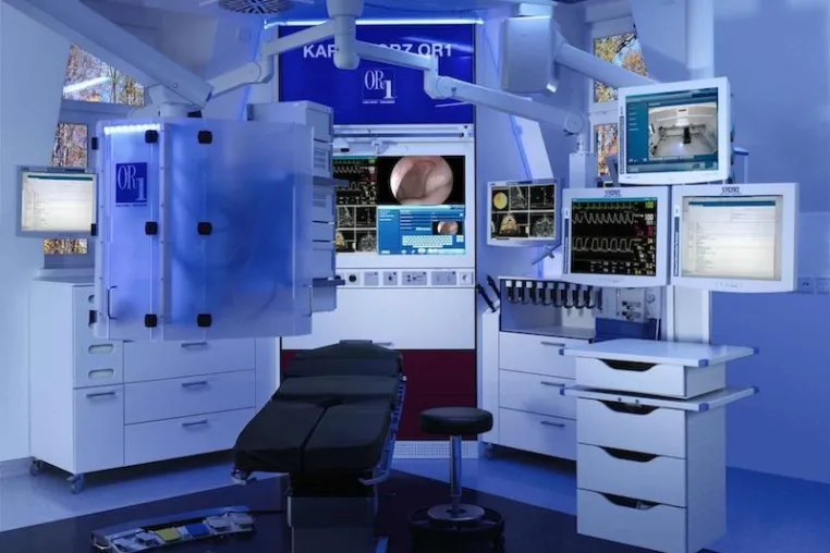 Der Chirurg als "Commander" auf dem "Surgical Deck": Operationssaal der Zukunft in Leipzig eröffnet Bild: Der Chirurg als "Commander" auf dem "Surgical Deck": Operationssaal der Zukunft in Leipzig eröffnet
