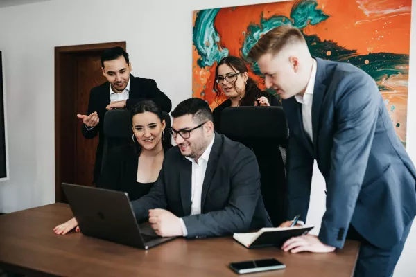 Bild: Gründer von Karatas Consulting verpackt langjährige Erfahrungen in Buchform