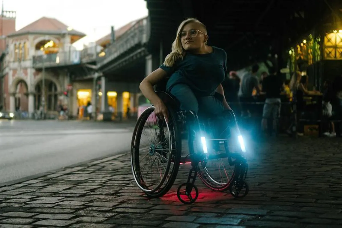 Das Light Cares-Projekt „Made for my Wheelchair“ zeigt auf der REHACRE in Düsseldorf eine Do-It-Yourself-Beleuchtung für elektrische Rollstühle. Bild: be able e. V., Foto: Jonas Schubert ()