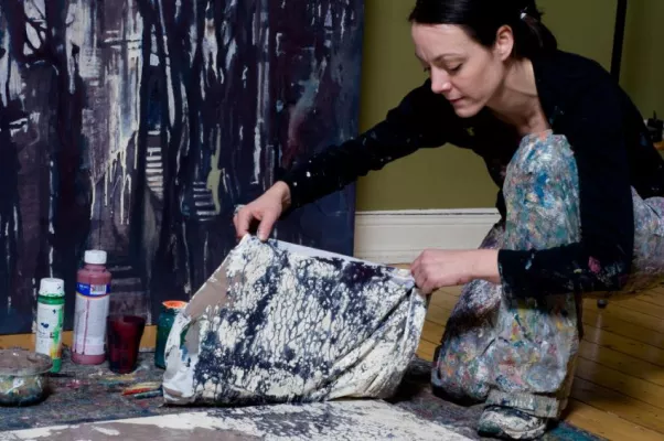 Bild: Die Kölner Künstlerin Renate Geiter stellt zum ersten Mal in der Künstlergalerie Kathrin Hoops aus.