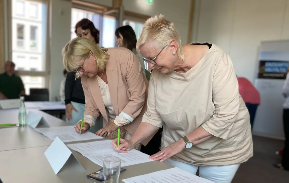 Landrätin Schäfer (rechts) und Birgit Derzbach-Rudolph (links) unterzeichnen Vertrag. (© Berufsbildende Schule Ingelheim)