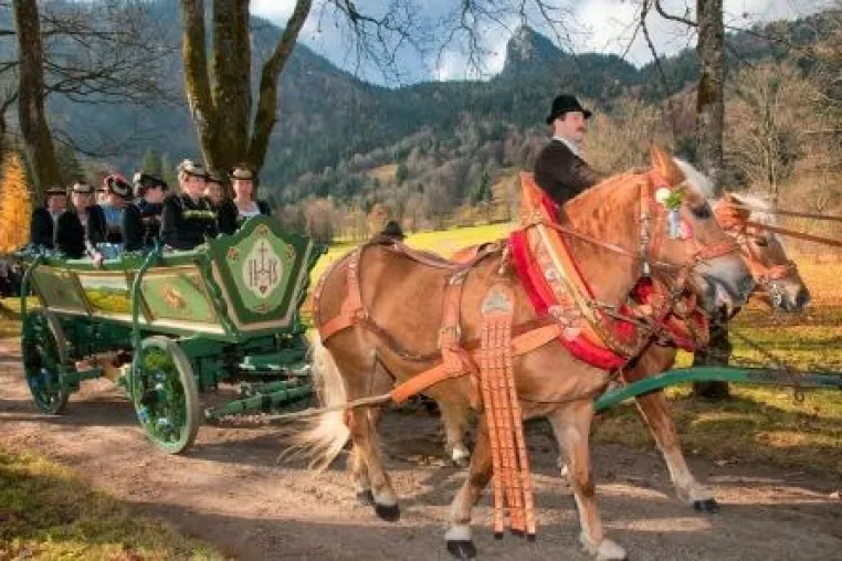 Bild: Älteste Leonhardi-Wallfahrt Bayerns: Prozession zu Ehren des Schutzpatrons in Kreuth am Tegernsee