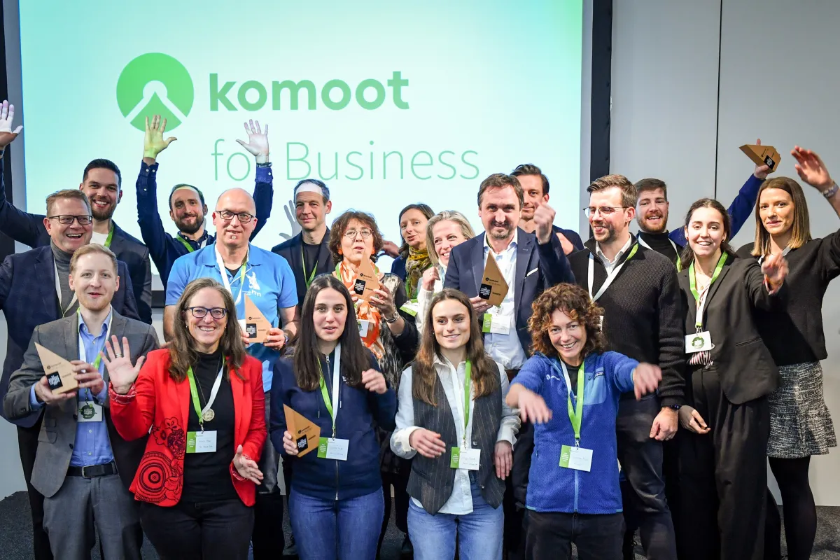 Die strahlenden Gewinner der „komoot Partner Awards 2024“ feiern ihre Auszeichnung (© komoot/Grießenböck)
