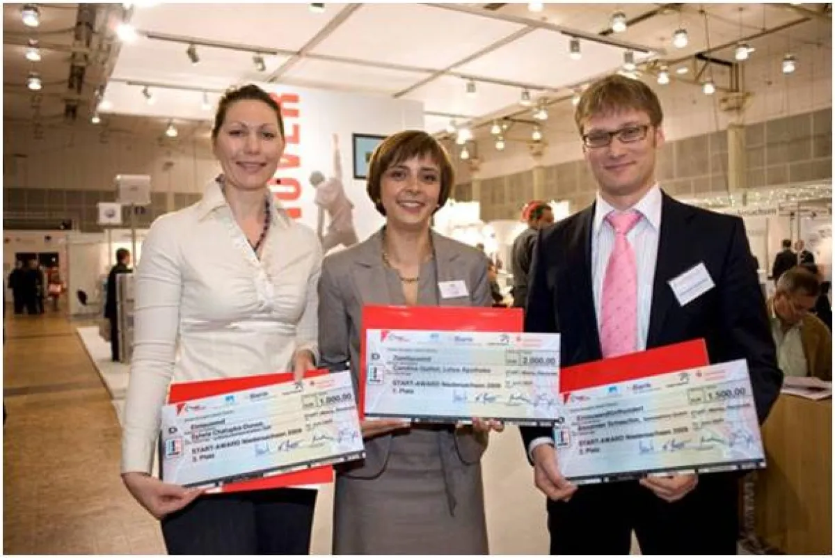 Die Preisträger v.l.n.r.: Sylwia Chalupka-Dunse - culture.communication, Carolina Guilott - Lotus Apotheke, Alexander Schachin - symmetrics Bildmaterial: Patrice Kunte