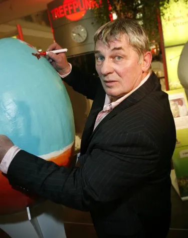 Bild: Promi-Ostereier für Heinz Hoenigs Kinderhilfsinitiative "Heinz der Stier" versteigert