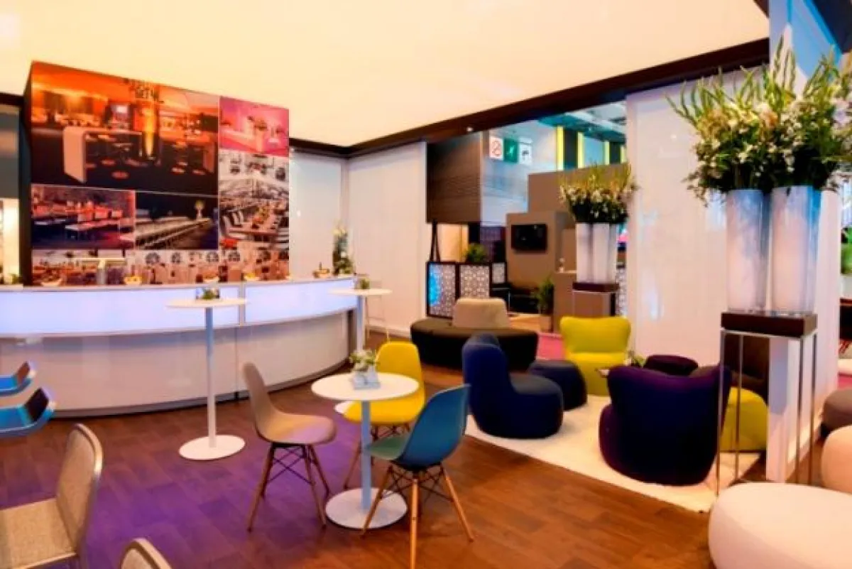 Party Rent setzt farbige Akzente für Dinner und Lounge Settings