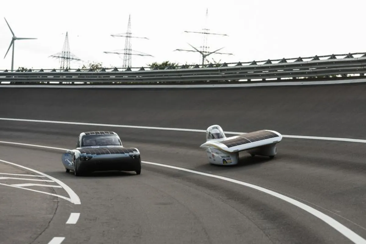Gemeinsam auf der Ovalbahn der Teststrecke: Der Bochumer thyssenkrupp blue.cruiser (links) und der Aachener Huawai Sonnenwagen. (Foto: Matthias König, SolarCar-Projekt Hochschule Bochum - Medien Team