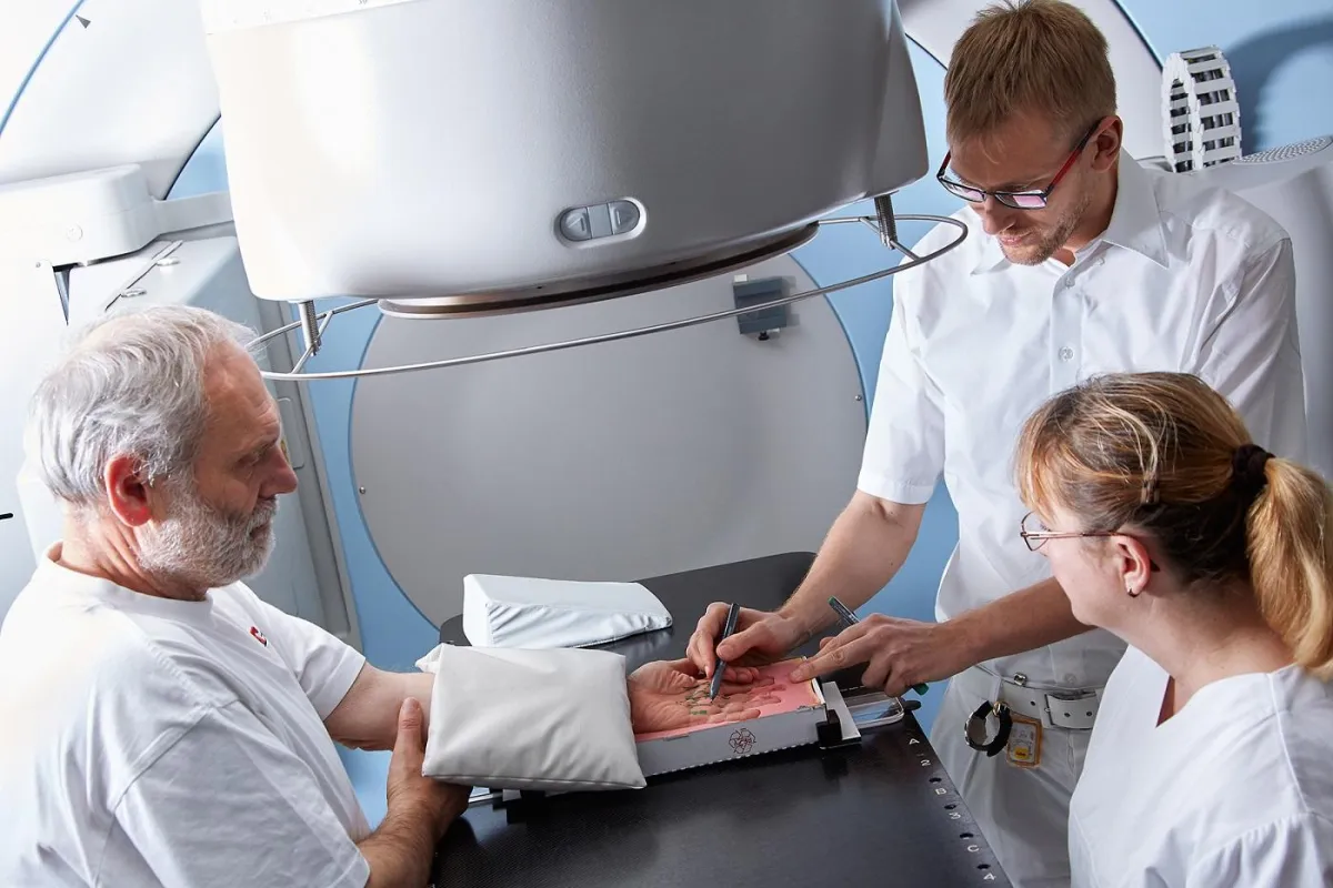 Die Strahlentherapie stellt eine Behandlungsoption für gutartige Erkrankungen dar. © UKR