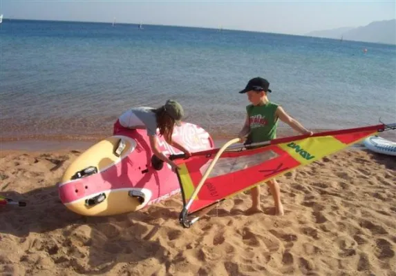 Nachwuchsförderung im Windsurfen - Kinder lernen im Urlaub kostenlos surfen Bild: Nachwuchsförderung im Windsurfen - Kinder lernen im Urlaub kostenlos surfen