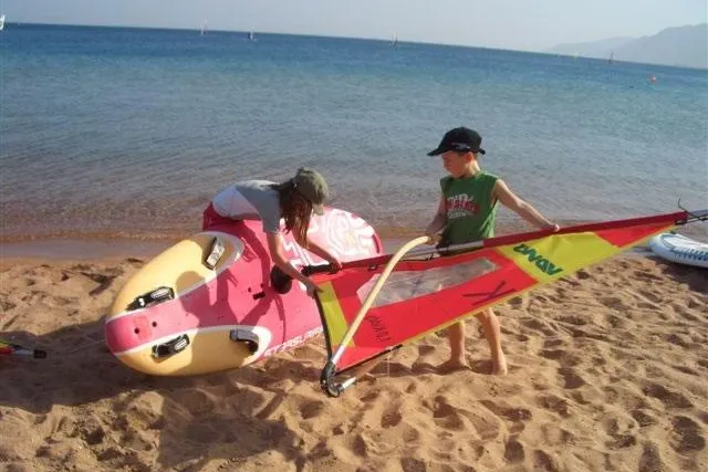 Bild: Nachwuchsförderung im Windsurfen - Kinder lernen im Urlaub kostenlos surfen