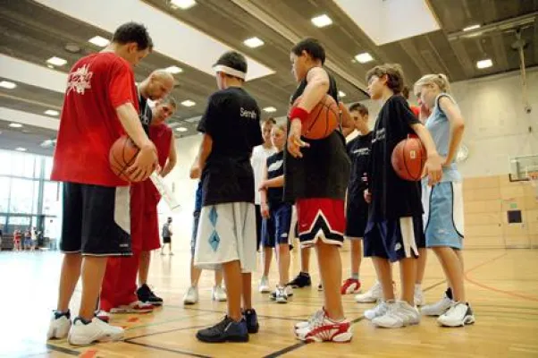 Bild: BERLIN BASKETS - Prominenz an der Ostsee, ein neuer Partner auf der Brust