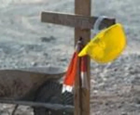 Gedenken an tödlich verunglückte Bauarbeiter am Welttag des Arbeitsschutzes Bild: Gedenken an tödlich verunglückte Bauarbeiter am Welttag des Arbeitsschutzes