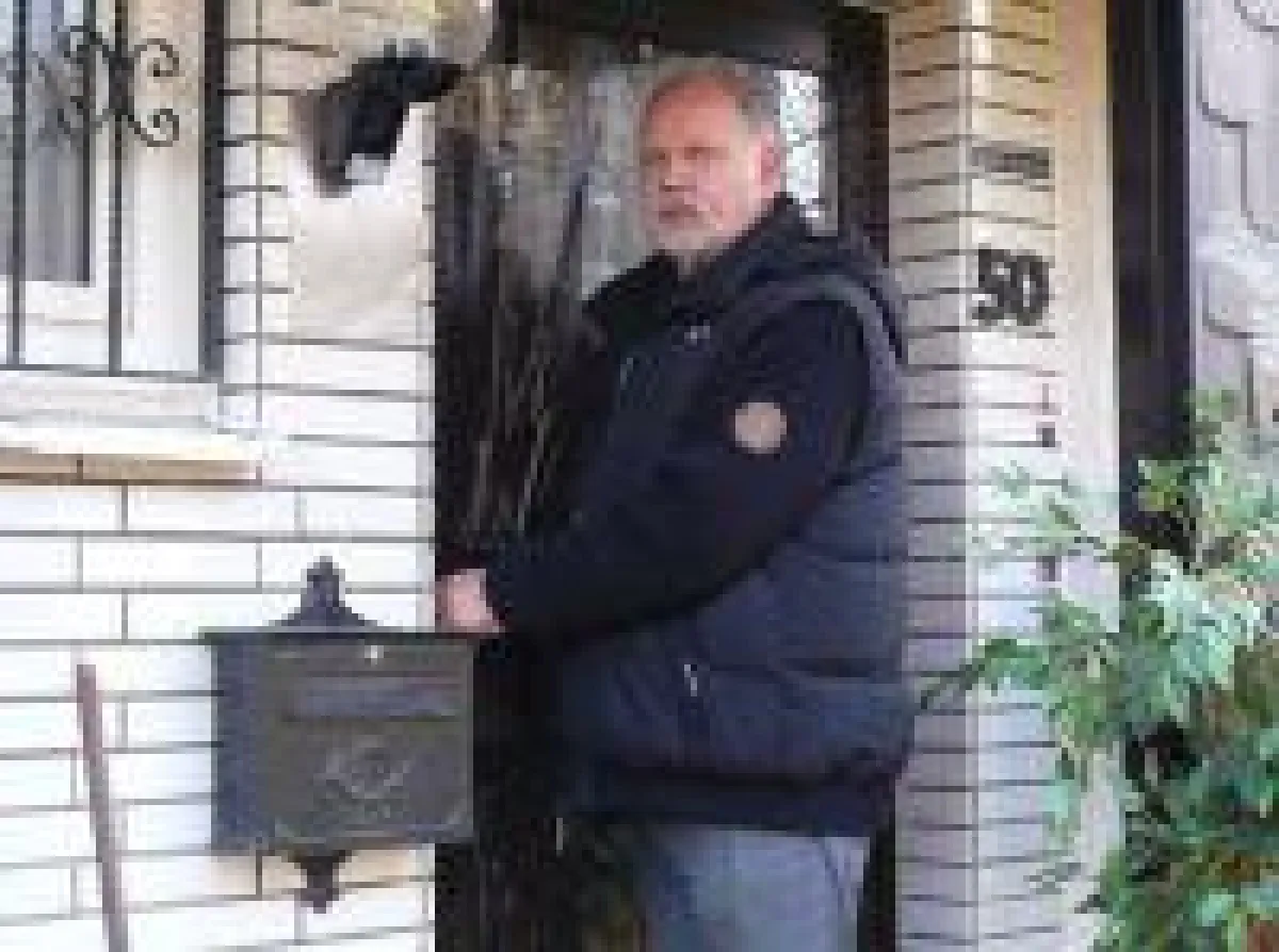 Inhaber Wolfgang Menzel beim öffnen einer Tür.