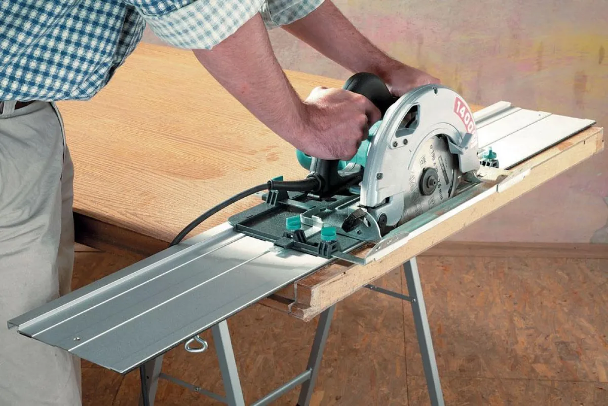 Mit der neuen Führungsschiene FKS 115 für Handkreissägen lassen sich lange Werkstücke präzise zuschneiden.