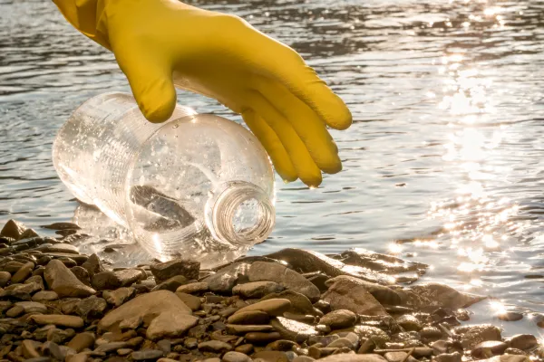 Bild: Wie mit Hilfe von Methan und CO2 der Plastikverschmutzung begegnet werden kann
