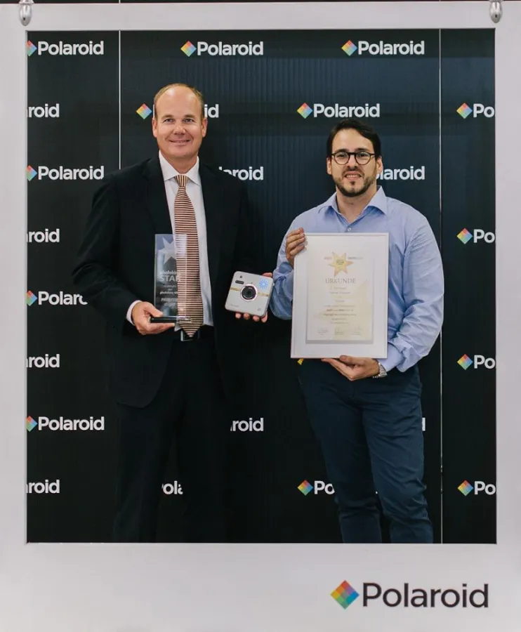 © Polaroid - Polaroid CEO Scott W. Hardy (links) und Socialmatic Designer Antonio de Rosa