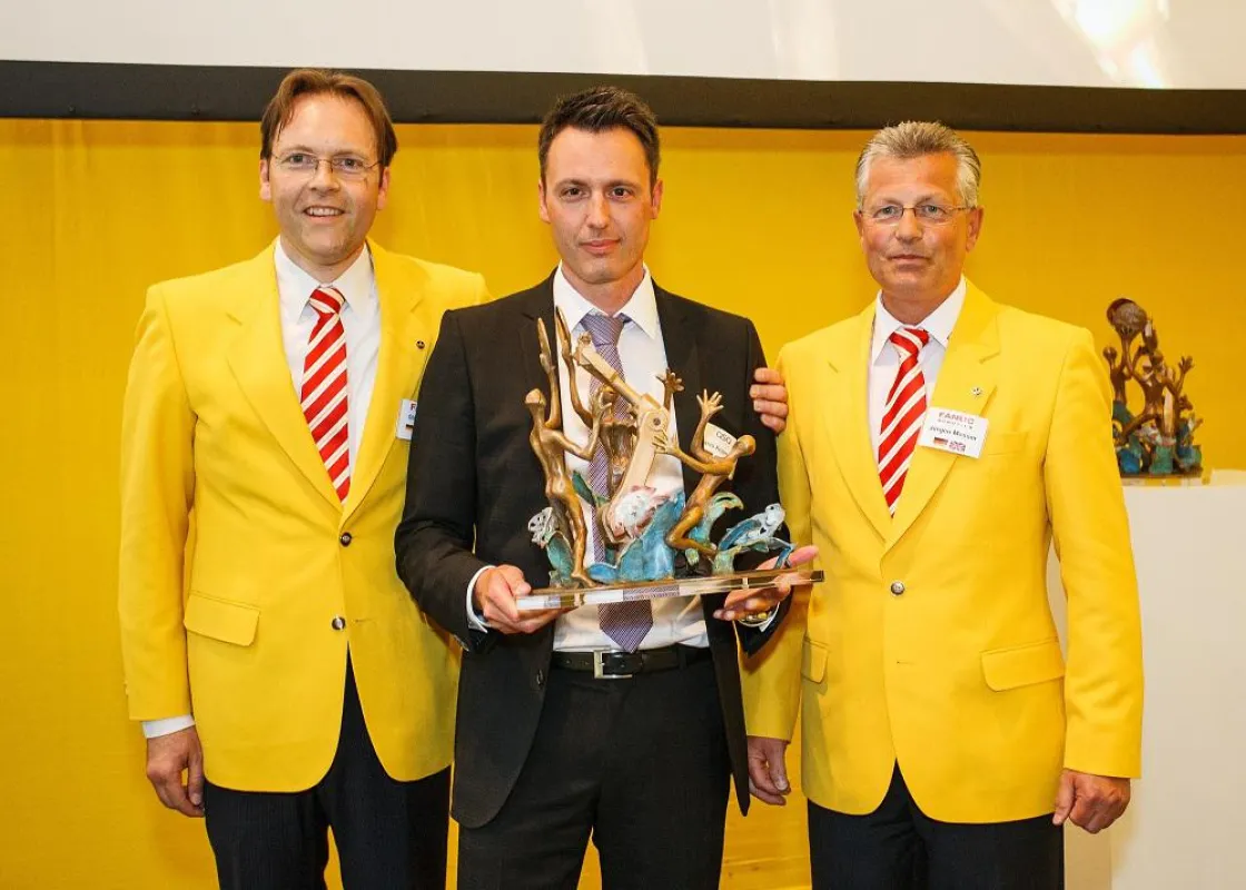 Award-Überreichung auf der Automatica 2012 (v.L. Olaf Gehrels / Fanuc, Mario Krämer / ASA, Jürgen Me